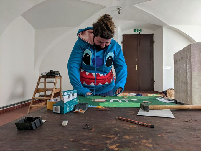 Vendula Chalánková při přípravě výstavy pro broumovskou Dětskou galerii Lapidárium.