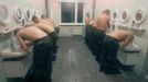 Recruits wash up in the toilet after getting up in the morning in an infantry unit camp based in Kiev October 15, 2012. REUTERS/Gleb Garanich (UKRAINE - Tags: MILITARY) Published: Říj. 15, 2012, 12:40 odp.