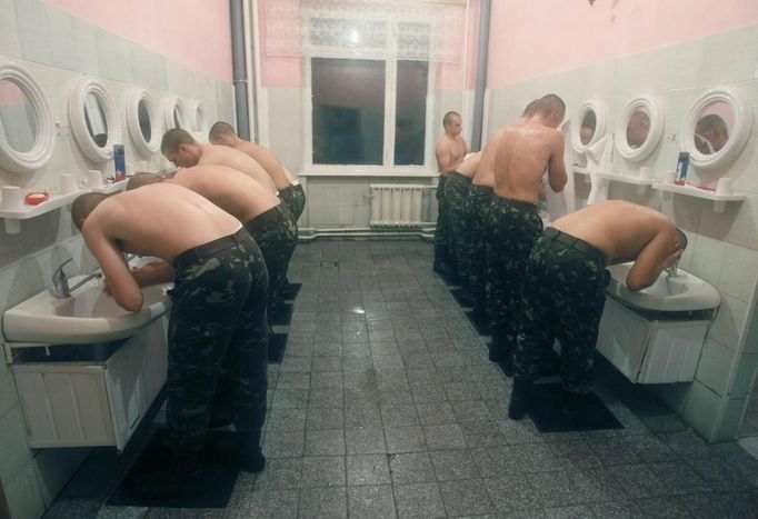 Recruits wash up in the toilet after getting up in the morning in an infantry unit camp based in Kiev October 15, 2012. REUTERS/Gleb Garanich (UKRAINE - Tags: MILITARY) Published: Říj. 15, 2012, 12:40 odp.