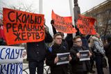 Demonstranti žádají pravdivé informace o neštěstí a vyzývají k demisi kemerovského gubernátora Amana Tulejeva.