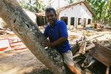 Ten dům, před nímž vloni ukazoval palmu, které se při tsunami chytil a zachránil si tak život.