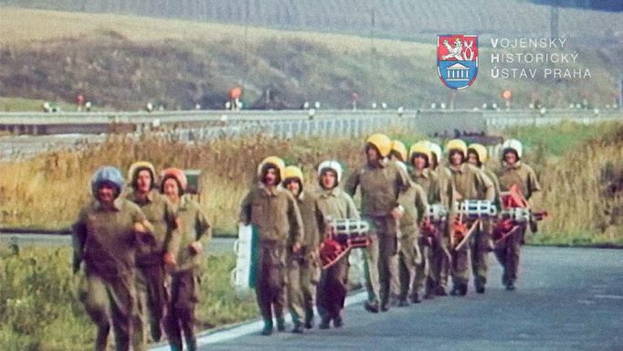 Fotoreprodukce z dokumentárního filmu „Dálnice“, který natočil Československý armádní film na podzim roku 1980 během vojenského cvičení na dálnici D1 mezi Prahou a Brnem.