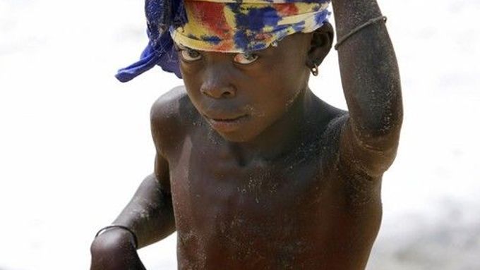 Madelaine Dog (8) vynáší zeminu ze solného dolu v Senegalu.