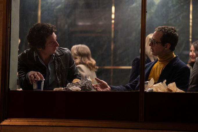 Jeremy Allen White jako zpěvák Bruce Springsteen a Jeremy Strong v roli jeho manažera ve filmu Springsteen: Vysvoboď mě z neznáma.