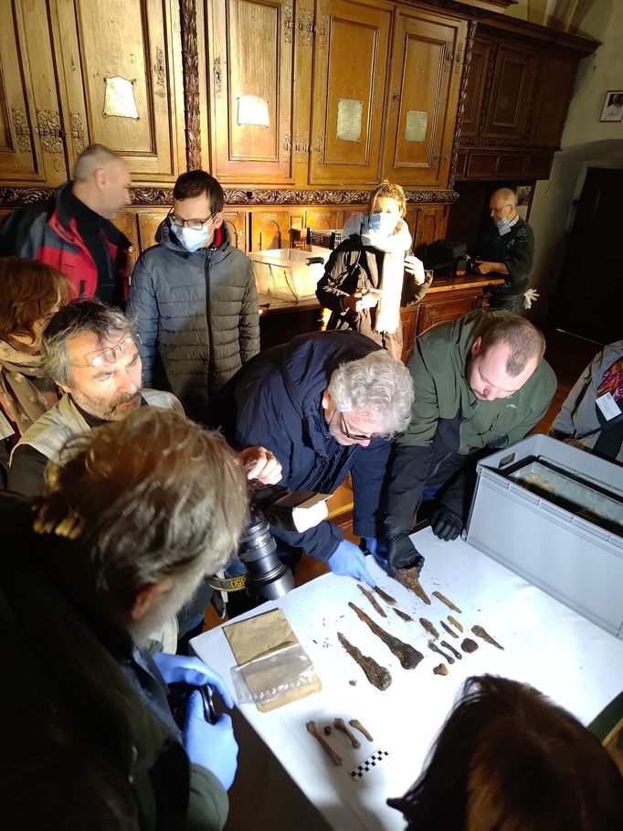 Vyzvedávání schrány s ostatky Arnošta z Pardubic.