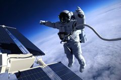 Astronauti vystoupí z ISS. Hrozí, že znovu selže skafandr