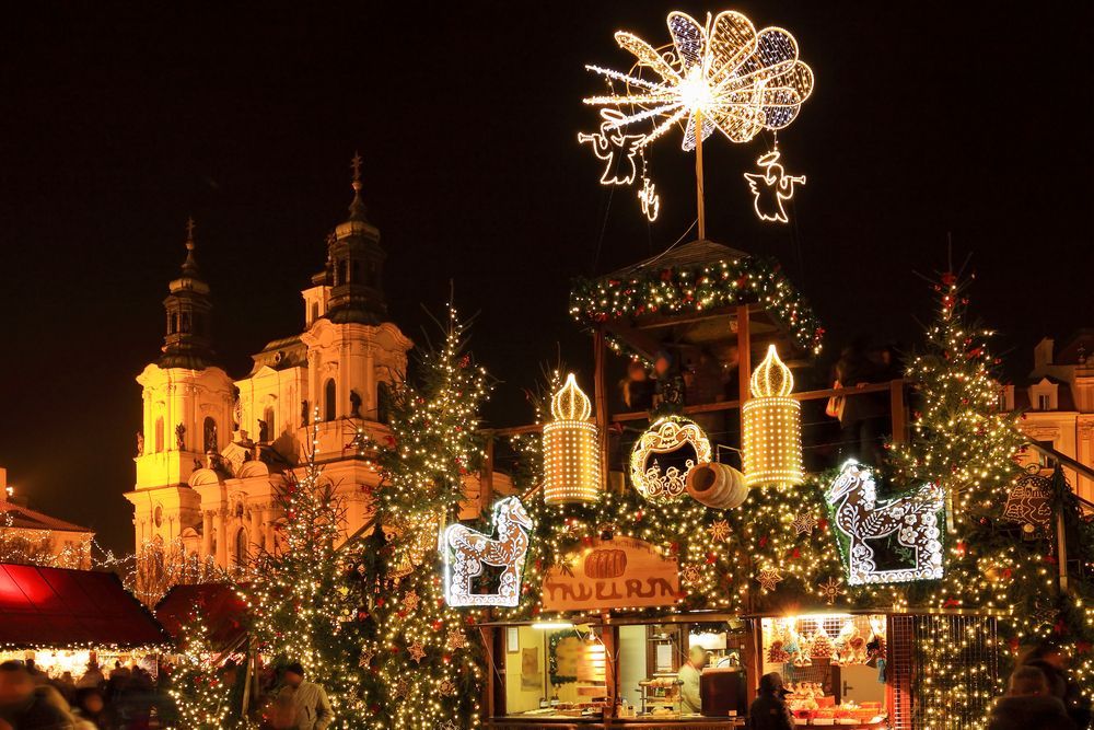 Praha Staroměstské náměstí vánoce dárky turisté kýč ilustrační foto
