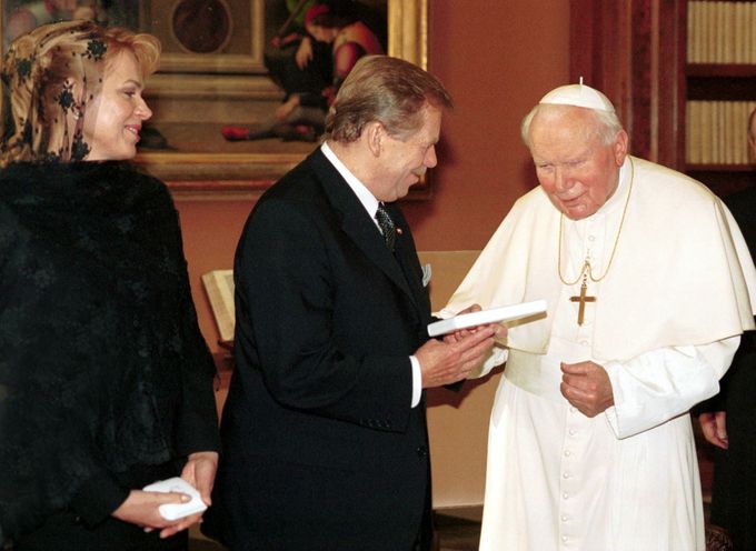 Prezident republiky Václav Havel při sobotní audienci ve Vatikánu předává dar papeži Janu Pavlovi II. Vlevo přihlíží Dagmar Havlová.