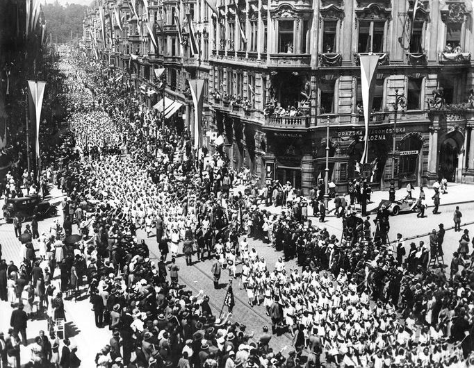 Průvod Sokolstva Prahou v roce 1929