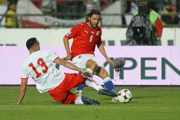 Marek Jankulovski se pokouší přejít přes Marcina Wasilewského.