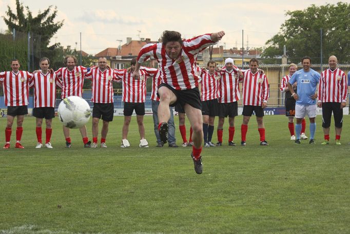 v utkání Slavoj Houslice - Rachna Team během benefice na počest Karla Rachůnka.