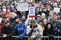 Češi oslavili 17. listopad. Protestovali proti Ficovi a Orbánovi i pomoci Ukrajině