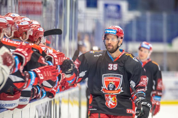 13. kolo hokejové Tipsport extraligy, Vítkovice - Hradec Králové: Radek Smoleňák slaví gól Hradce na 2:2.