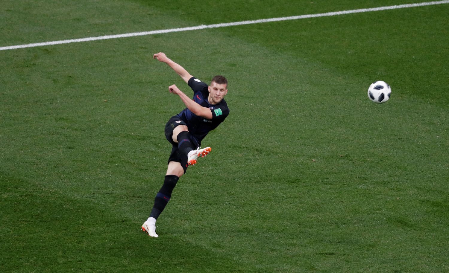 Ante Rebič dává gól v zápase Argentina - Chorvatsko na MS 2018