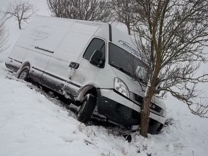 V úterý došlo k nehodě i v Tatenicích u Lanškrouna. Hasiči museli vyprošťovat dodávku, která sjela do příkopu.