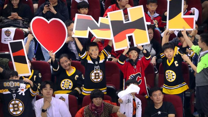 Čínští fanoušci sledují zápas NHL v rámci China Games 2018.