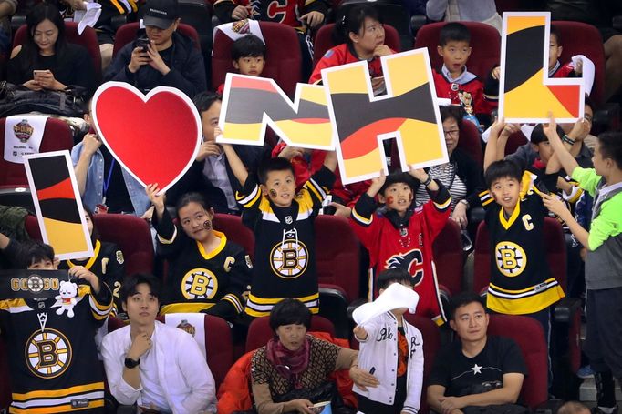 Čínští fanoušci sledují zápas NHL v rámci China Games 2018.