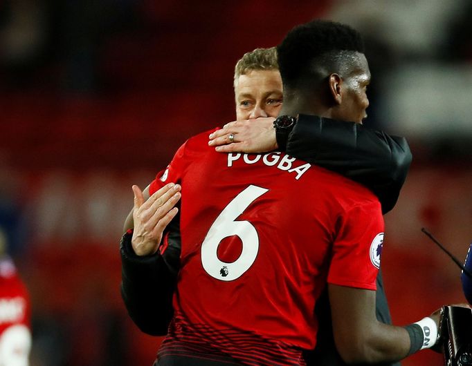 fotbal, anglická liga, Manchester United - Bournemouth, trenér Ole Gunnar Solskjaer objímá střelce dvou gólů Paula Pogbu