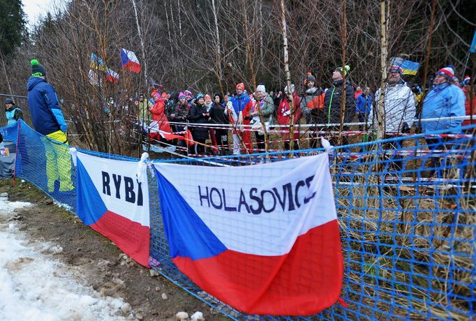 Fanoušci za plotem areálu Vysočina Arény sledují štafety v rámci SP v Novém Městě na Moravě