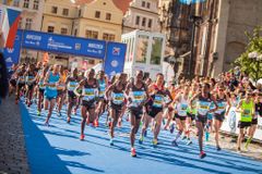 Praha v obležení běžců. Maraton komplikuje dopravu v metropoli