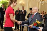Václav Klaus gratuluje Iloně Burgrové, jedné z opor českého týmu na šampionátu.