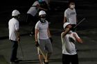 Foto: Násilí v Hongkongu. Maskovaní muži útočili tyčemi, 45 lidí je zraněných