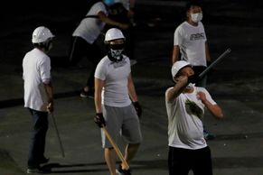 Foto: Násilí v Hongkongu. Maskovaní muži útočili tyčemi, 45 lidí je zraněných