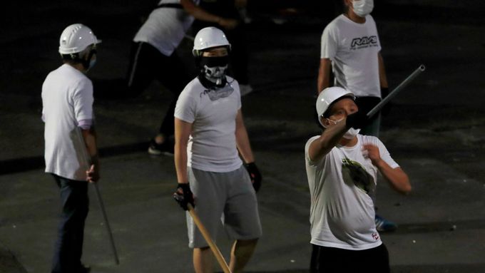 Maskovaní muži vyzbrojení tyčemi útočili na cestující na nádraží v Hongkongu.