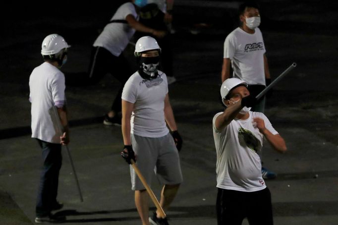 Maskovaní muži vtrhli na nádraží v Hongkongu