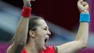 Ruská tenistka Anastasia Pavljučenkovová slaví vítězství nad Lucií Šafářovou ve finále Fed Cupu 2011 proti České republice.