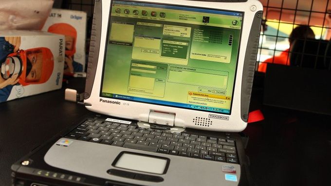 Počítač v sanitce, napojený na zdravotní dokumentaci,  může lékaři hodně napovědět o zdravotním stavu pacienta.