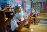 Přesto jsou opatření přísná. “Když děti přijdou do školy, předají jim učitelky roušky, protože je nutné, aby je nosily,” řekl thajskému deníku Bangkok Post ředitel Chuchart Thientham. Při některých aktivitách zase nosí ochranné štíty.
