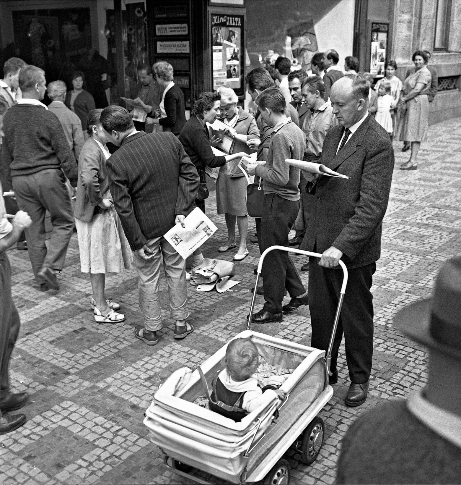noviny retro václavské náměstí 1963 kočárek
