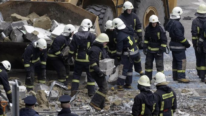 Hasičí prohledávají trosky a hledají další oběti zřícení střechy nákupního centra Maxima.