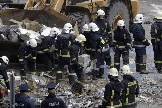 Hasičí prohledávají trosky a hledají další oběti zřícení střechy nákupního centra Maxima.