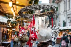 Policie evakuovala vánoční trh ve Frankfurtu kvůli podezřelému balíčku. Šlo o dárek pro bezdomovce