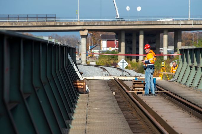 Železniční most přes Labe v Pardubicích stavební firma posunula o 18 metrů.