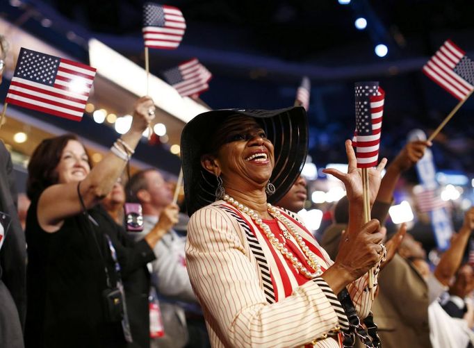 Mississippi delegates wave flags as they watch the first session of the Democratic National Convention in Charlotte, North Carolina, September 4, 2012. REUTERS/Chris Keane (UNITED STATES - Tags: POLITICS ELECTIONS) Published: Zář. 5, 2012, 1:33 dop.