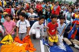 Smutné děti sedící na ulici v korejském Pchjongčchangu. Jejich město právě prohrálo v souboji o pořadatelství ZOH 2014 s ruským Soči.