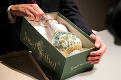 Unikátní vázu našli na půdě v krabici od bot. Na aukci se prodala za rekordních 414 miliónů korun
