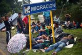 Několik tisíc migrantů ze středoamerických zemí proniklo v sobotu přes hranici z Guatemaly do Mexika.
