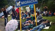 Několik tisíc migrantů ze středoamerických zemí proniklo v sobotu přes hranici z Guatemaly do Mexika.