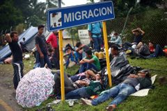 Vzali zbraně a jedou pomoct vojákům. Proti karavaně migrantů vyrazili i aktivisté
