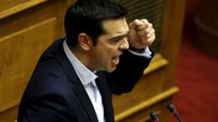 Alexis Tsipras při projevu v parlamentu.