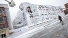 Firefighters spray down hot spots on an ice covered warehouse that caught fire Tuesday night in Chicago January 23, 2013. Fire department officials said it is the biggest fire the department has had to battle in years and one-third of all Chicago firefighters were on the scene at one point or another trying to put out the flames. An Arctic blast continues to gripped the U.S. Midwest and Northeast Wednesday, with at least three deaths linked to the frigid weather, and fierce winds made some locations feel as cold as 50 degrees below zero Fahrenheit. (minus 46 degrees Celsius) REUTERS/John Gress (UNITED STATES - Tags: DISASTER ENVIRONMENT) Published: Led. 23, 2013, 4:42 odp.