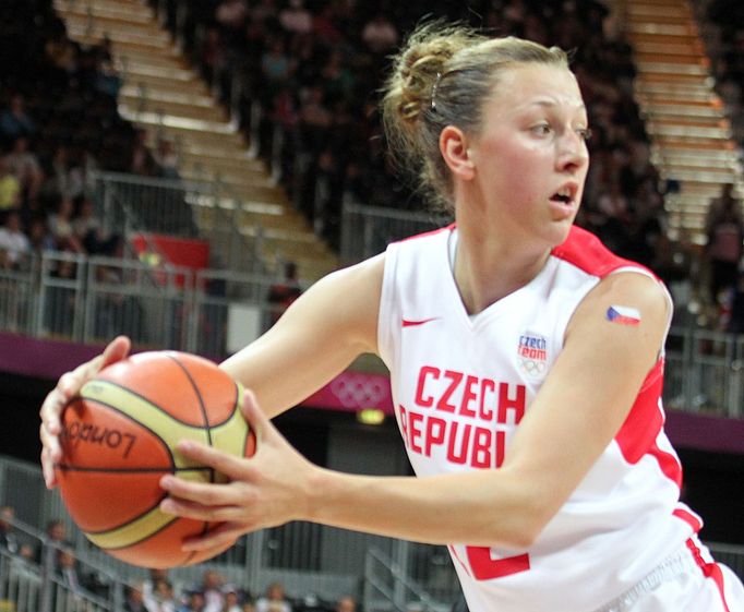 Česká basketbalistka Lenka Bartáková v utkání skupiny A s USA na OH 2012 v Londýně.