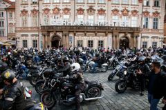 Praha bude od čtvrtka do neděle v obležení motorkářů. Připravte se na uzavírky ulic i výluky MHD