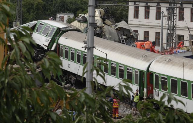 Vlak EuroCity narazil u Studénky do mostu