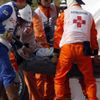 Timo Glock v péči lékařu po havárii v kvalifikaci na GP Japonska