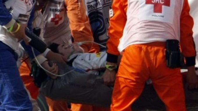 Timo Glock v péči lékařů po havárii, v níž došlo během kvalifikace na GP Japonska.